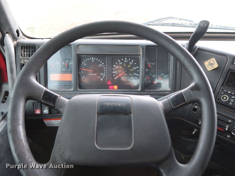 image for item DG4026 2000 Volvo VNM semi truck