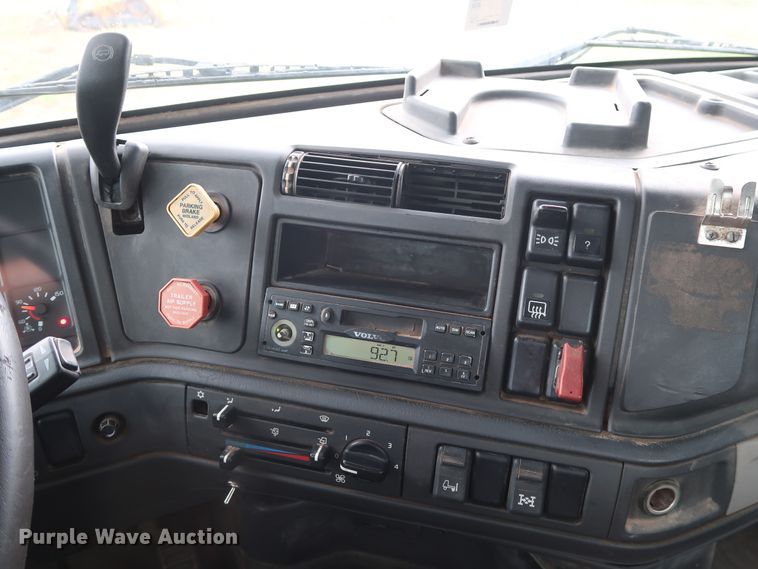 image for item DG4026 2000 Volvo VNM semi truck