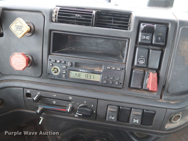 image for item DG4026 2000 Volvo VNM semi truck