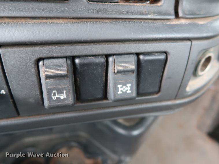 image for item DG4026 2000 Volvo VNM semi truck