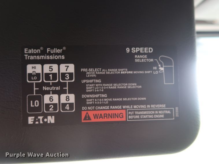 image for item DG4026 2000 Volvo VNM semi truck