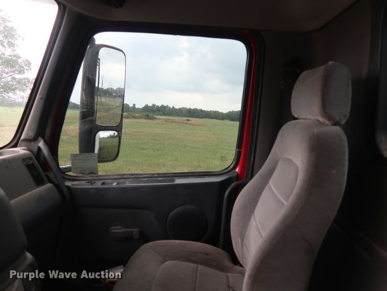 image for item DG4026 2000 Volvo VNM semi truck