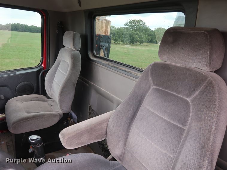 image for item DG4026 2000 Volvo VNM semi truck