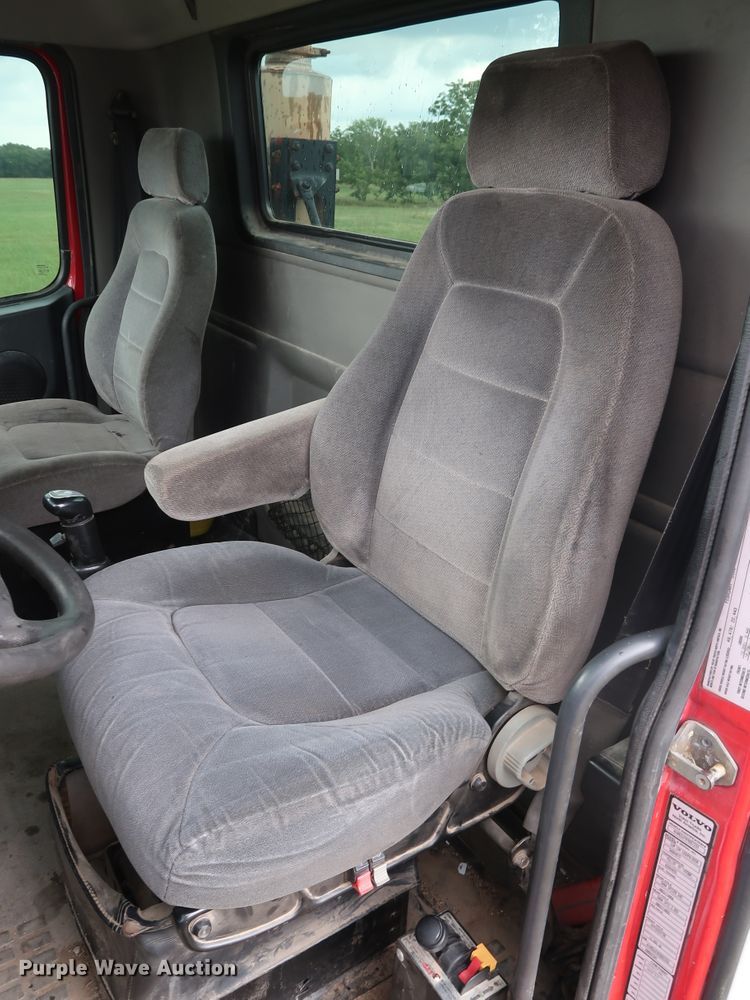 image for item DG4026 2000 Volvo VNM semi truck