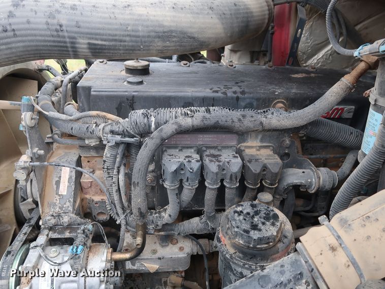 image for item DG4026 2000 Volvo VNM semi truck