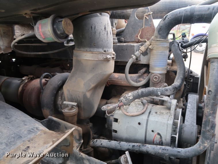 image for item DG4026 2000 Volvo VNM semi truck