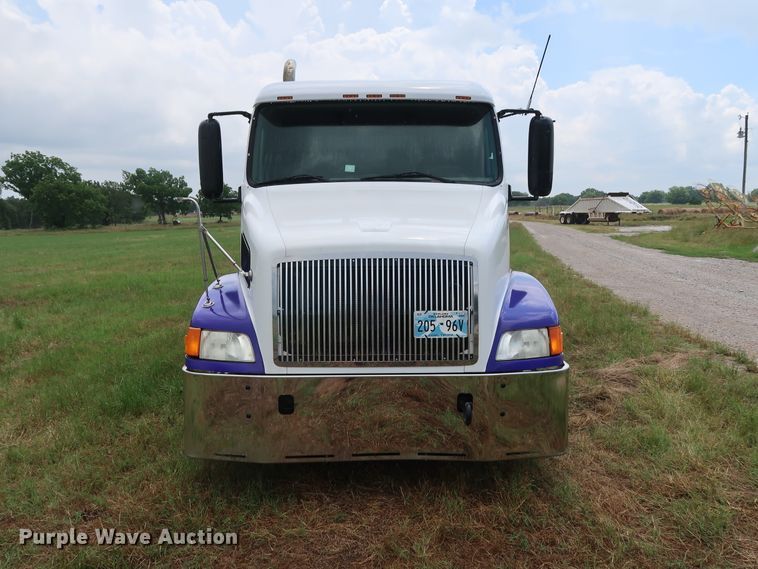 image for item DG4026 2000 Volvo VNM semi truck