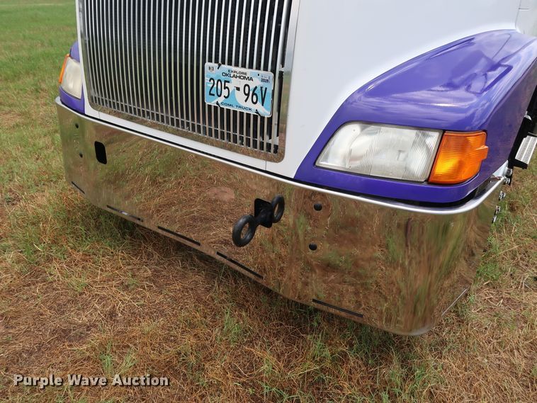 image for item DG4026 2000 Volvo VNM semi truck