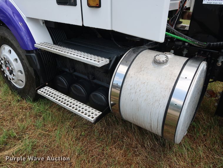 image for item DG4026 2000 Volvo VNM semi truck