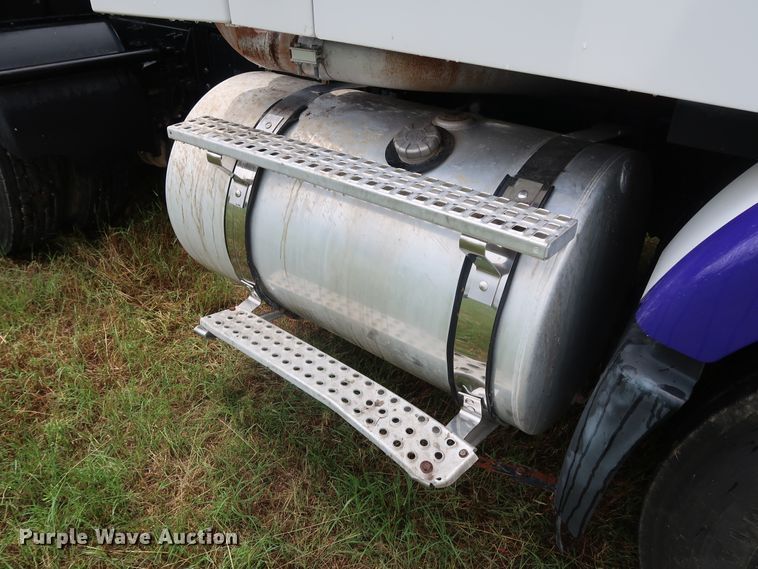 image for item DG4026 2000 Volvo VNM semi truck