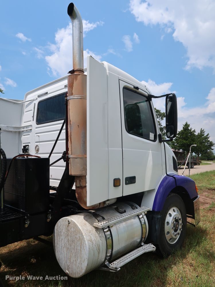 image for item DG4026 2000 Volvo VNM semi truck