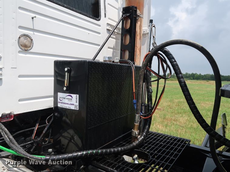 image for item DG4026 2000 Volvo VNM semi truck