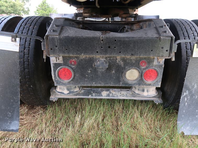 image for item DG4026 2000 Volvo VNM semi truck