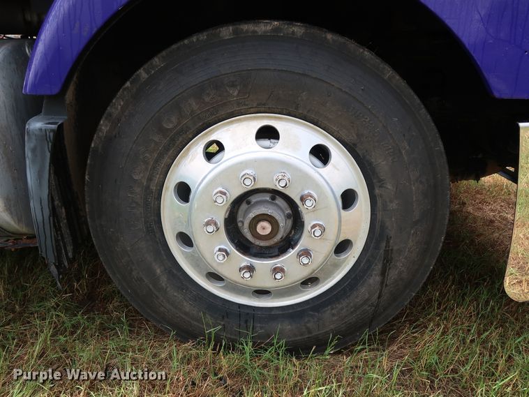 image for item DG4026 2000 Volvo VNM semi truck