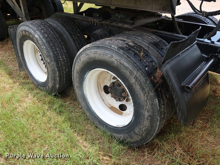 image for item DG4026 2000 Volvo VNM semi truck