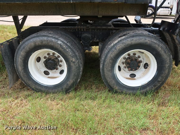 image for item DG4026 2000 Volvo VNM semi truck