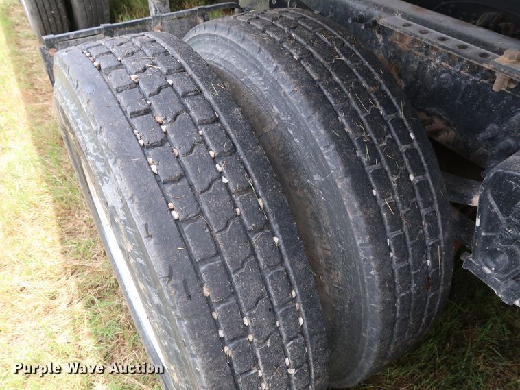 image for item DG4026 2000 Volvo VNM semi truck