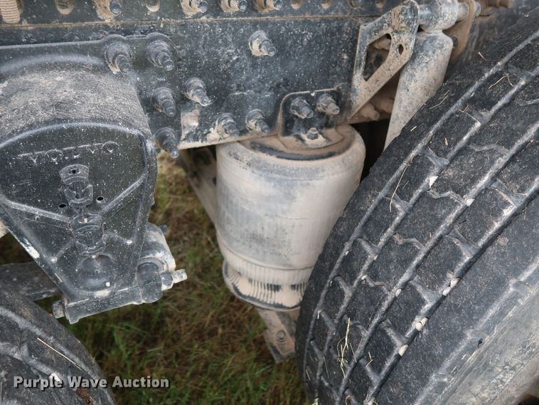 image for item DG4026 2000 Volvo VNM semi truck