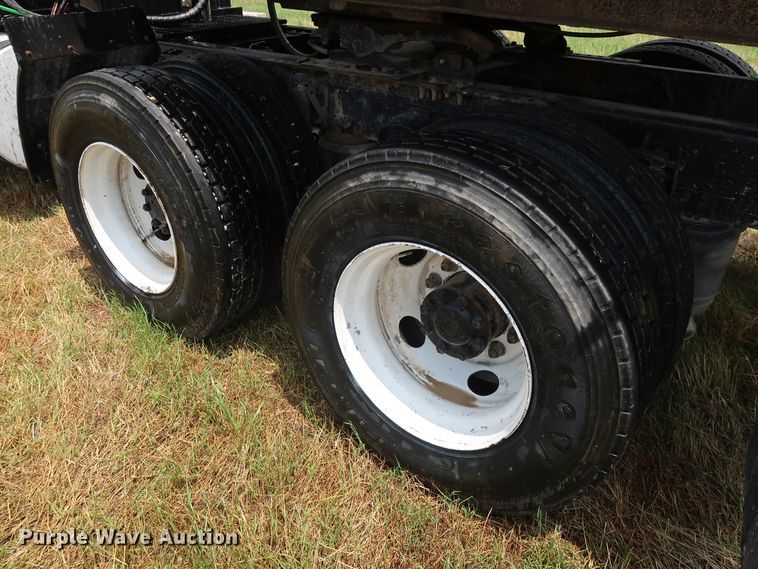 image for item DG4026 2000 Volvo VNM semi truck