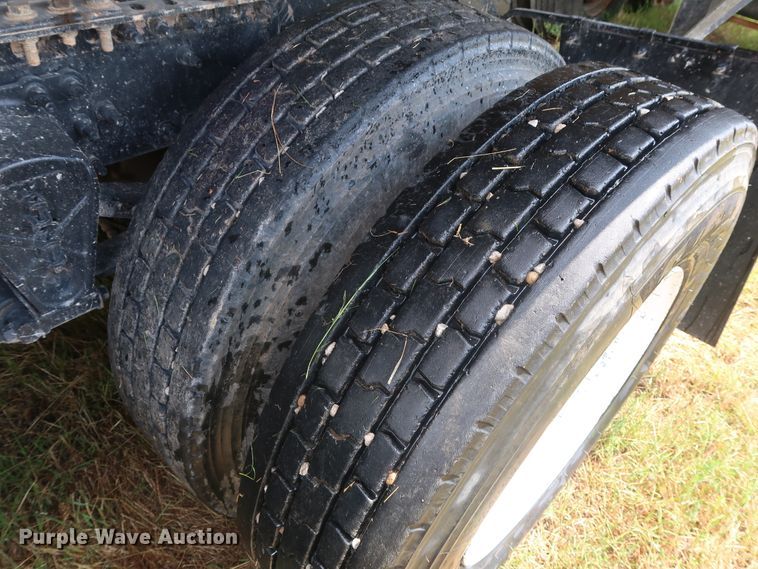 image for item DG4026 2000 Volvo VNM semi truck