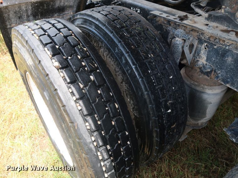 image for item DG4026 2000 Volvo VNM semi truck