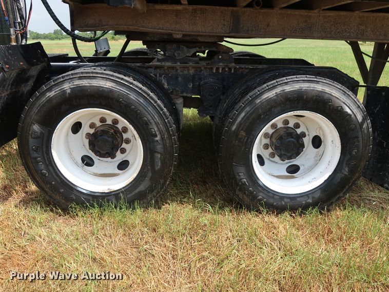 image for item DG4026 2000 Volvo VNM semi truck