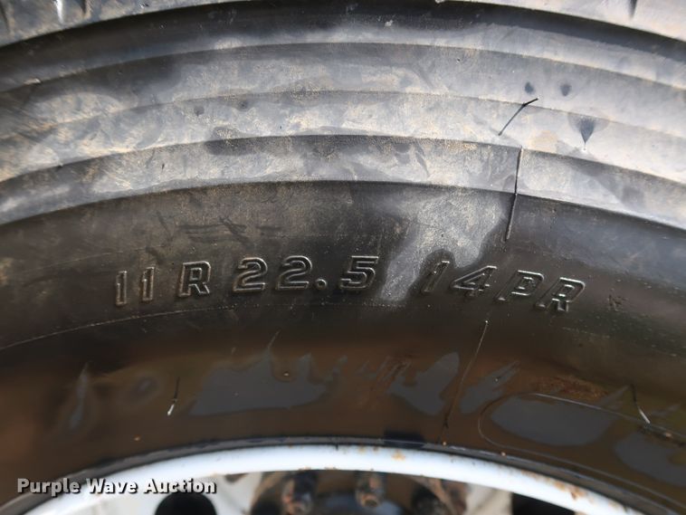 image for item DG4026 2000 Volvo VNM semi truck