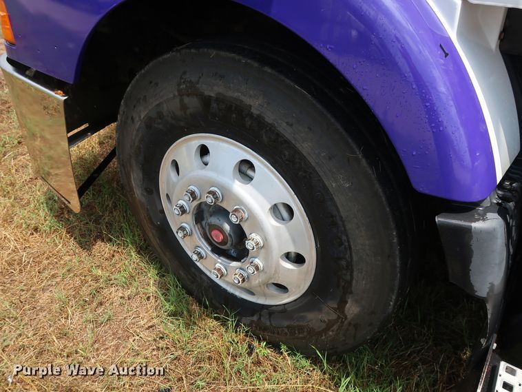 image for item DG4026 2000 Volvo VNM semi truck