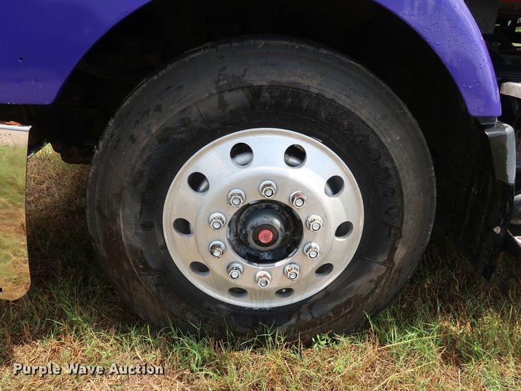 image for item DG4026 2000 Volvo VNM semi truck