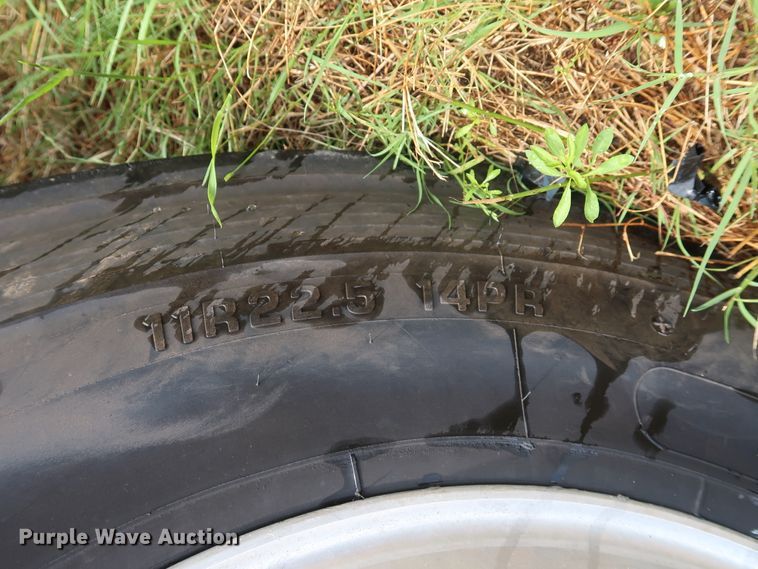 image for item DG4026 2000 Volvo VNM semi truck