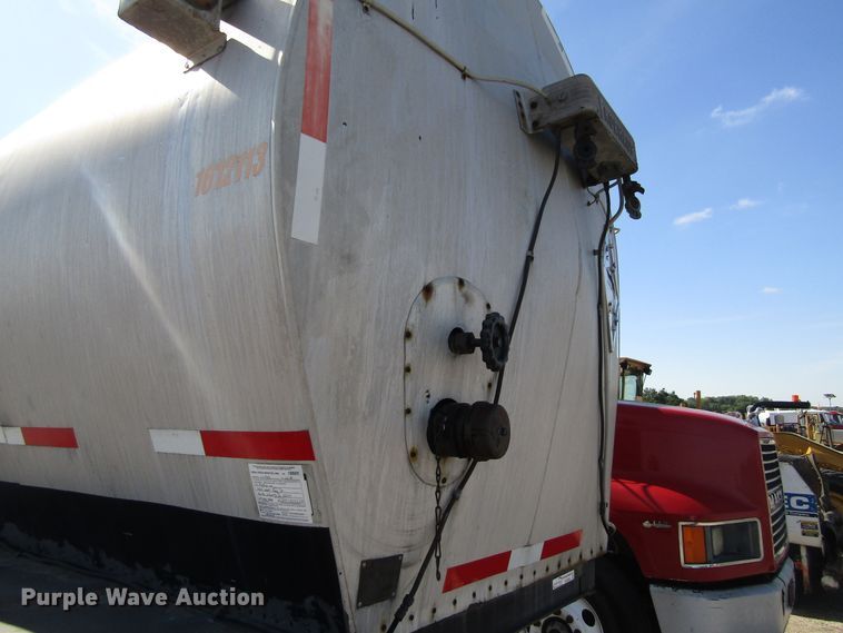 image for item EU9686 1971 Fruehauf TEH-F2-V tank trailer