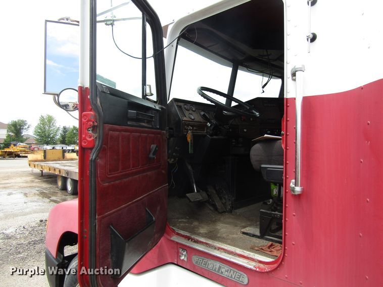 image for item EU9697 1995 Freightliner FLD112 semi truck