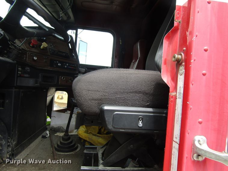 image for item EU9697 1995 Freightliner FLD112 semi truck