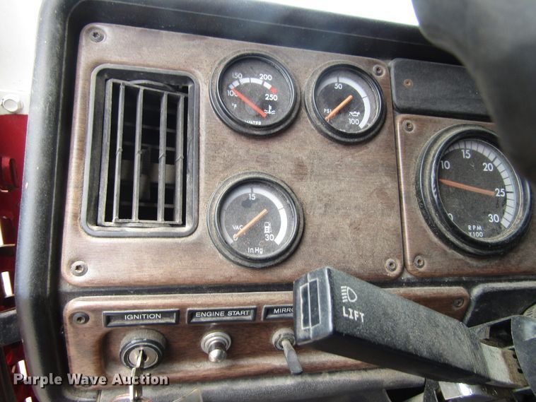 image for item EU9697 1995 Freightliner FLD112 semi truck