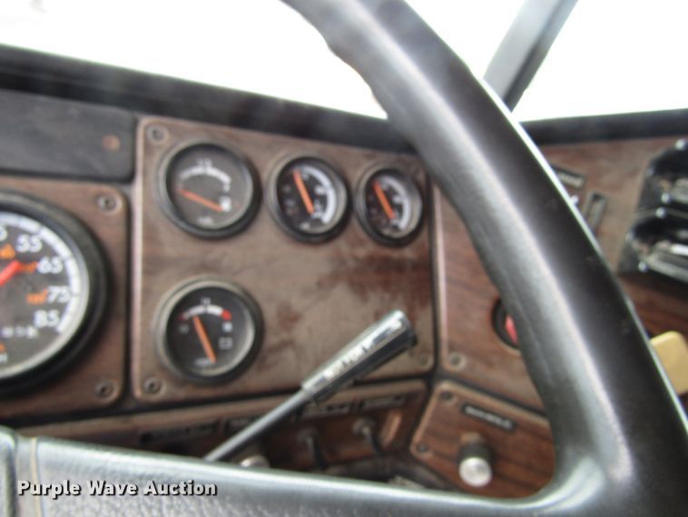 image for item EU9697 1995 Freightliner FLD112 semi truck