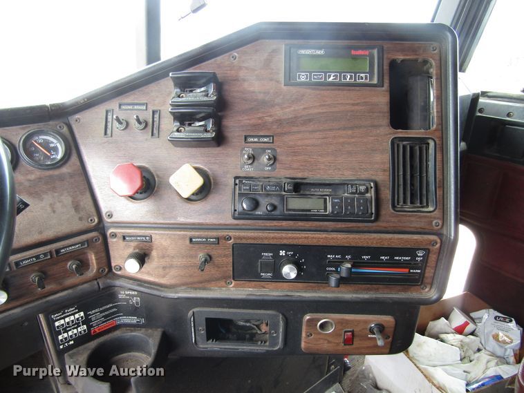 image for item EU9697 1995 Freightliner FLD112 semi truck