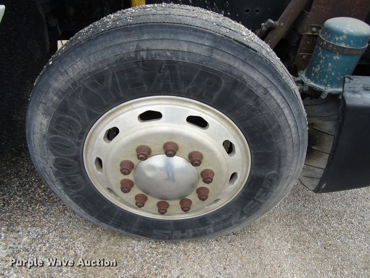 image for item EU9697 1995 Freightliner FLD112 semi truck