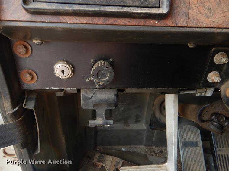 image for item FH9411 1998 International 9400 semi truck