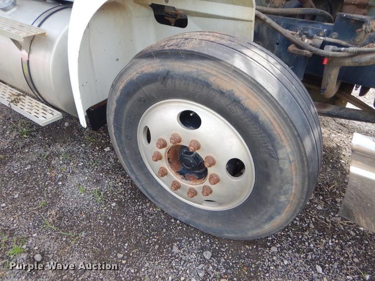 image for item FH9411 1998 International 9400 semi truck