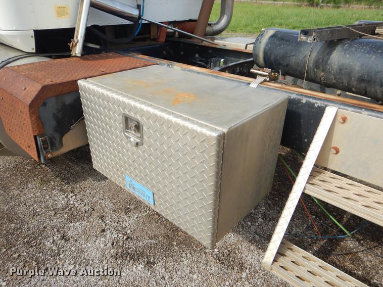 image for item FH9411 1998 International 9400 semi truck