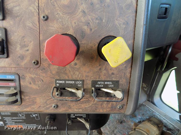 image for item FJ9310 1998 International 9400 semi truck