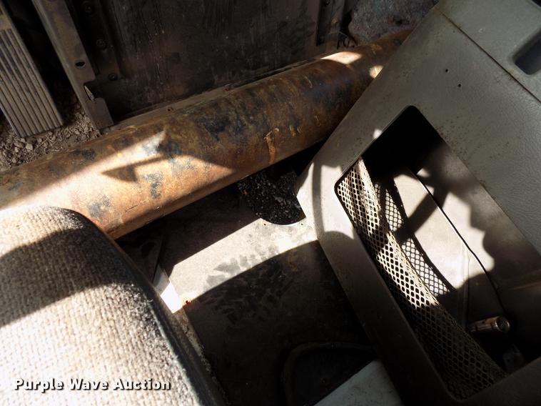 image for item FJ9310 1998 International 9400 semi truck