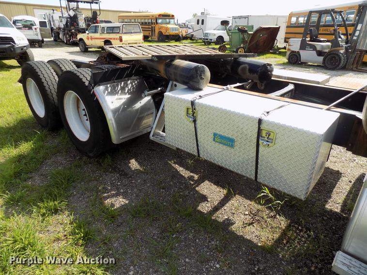 image for item FJ9310 1998 International 9400 semi truck