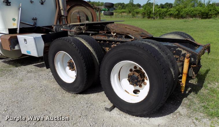 image for item FJ9310 1998 International 9400 semi truck