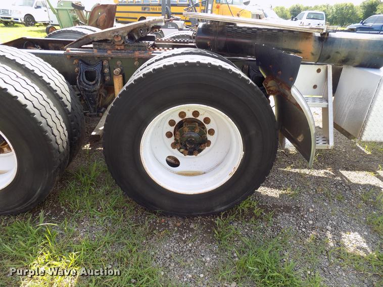 image for item FJ9310 1998 International 9400 semi truck