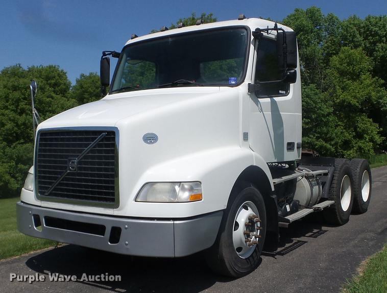 image for item FM9362 2010 Volvo VN semi truck