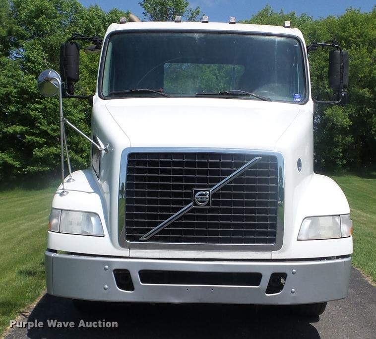 image for item FM9362 2010 Volvo VN semi truck