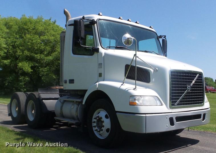image for item FM9362 2010 Volvo VN semi truck