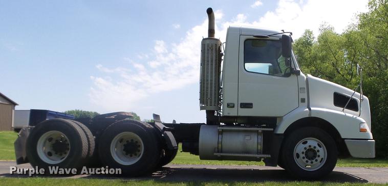image for item FM9362 2010 Volvo VN semi truck