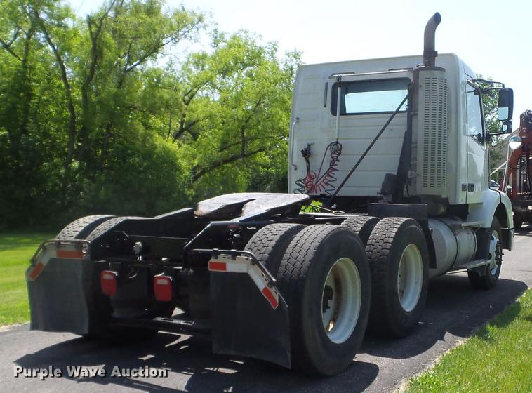 image for item FM9362 2010 Volvo VN semi truck